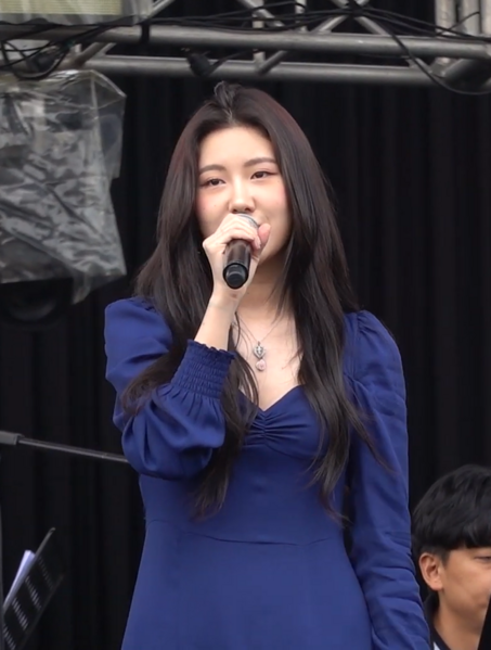 File:Baek Ye-rin at Slow Life Slow Live on October 5, 2019.png