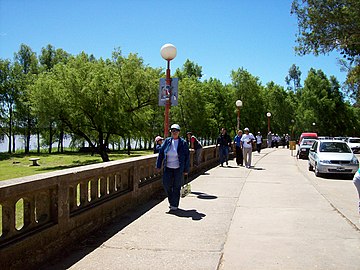 Promenade le long de la rive du Paraná à Victoria. La ville est devenue un grand centre touristique avec casino et hôtels pour toutes les bourses.