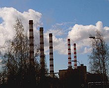 Ein Farbfoto des Kraftwerks Balti, das seine Türme vor einem teilweise bewölkten Himmel hervorhebt