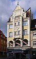 Lange Straße 21, Kaufhaus, 1898/99 von Chrysostomus Martin, in Anlehnung an die Deutsche Renaissance, der Erker mit reichem Reliefdekor