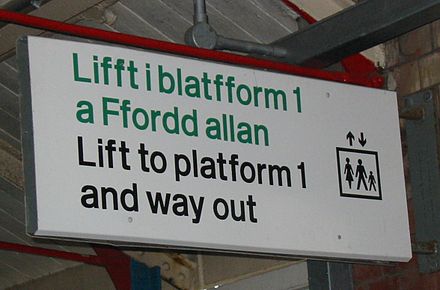 A bilingual sign in Bangor station