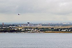 Aeropuerto de Bari visto desde el mar closeup.jpg