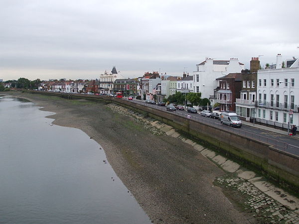 The Terrace on Barnes riverside from Barnes Bridge