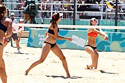 Deutsch: Beachvolleyball bei den Olympischen Jugendspielen 2018; Tag 9, 15. Oktober 2018; Mädchen, Viertelfinale: USA-Spanien 2–1 (21–19/17–21/15–9) English: Beach volleyball at the 2018 Summer Youth Olympics at 15 October 2018 – Girls Quarterfinals: USA-Spain 2–1 (21–19/17–21/15–9)