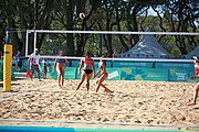 Deutsch: Beachvolleyball bei den Olympischen Jugendspielen 2018; Tag 8, 14. Oktober 2018; Mädchen, Achtelfinale – Bolivien-Puerto Rico 0:2 (18–21/18–21 ) English: Beach volleyball at the 2018 Summer Youth Olympics at 14 October 2018 – Girls Round of 16 – Bolivia-Puerto Rico 0:2 (18–21/18–21 )