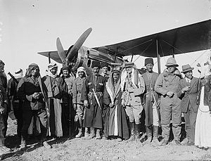 Hoofden van bedoeïenen en Circassische gemeenschappen op het vliegveld van Amman, Jordanië (1921)
