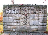 Pamětní kámen u vstupu do historické části koncentračního tábora Bergen-Belsen (2010)