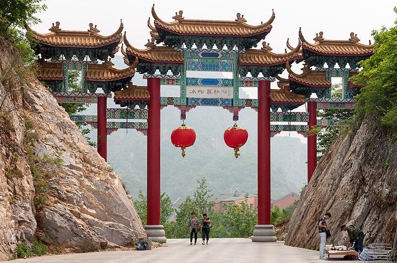 File:Bingyu-Valley Liaoning China Gate-at-the-barrier-lake-01.jpg