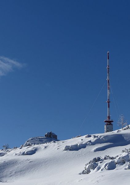 File:Blich auf den Dobratsch-Gipfel mit Sender und Kirche.JPG