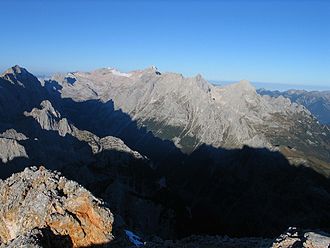 The Zugspitzplatt and Zugspitze, Jubilaumsgrat, Hochblassen and Alpspitze from the Partenkirchen Dreitorspitze Blick von Dreitorspitze MQ.jpg