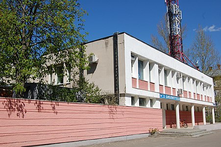 Библиотека им. Д. И. Блохинцева спроектирована и построена в 1967 г. болгарскими архитекторами и строителями. Является подразделением ОИЯИ. Ул. Блохинцева.
