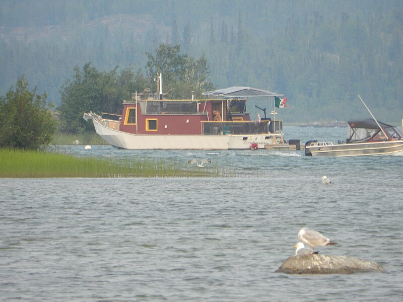File:Boat and speedboat on GSL.JPG