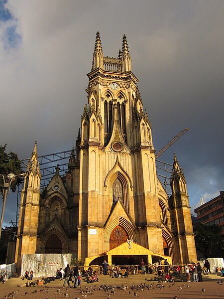 File:Bogotá Iglesia de Nuestra Señora de Lourdes en Chapinero.JPG