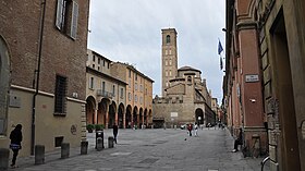 De basiliek en haar toren vanaf de Piazza Giuseppe Verdi