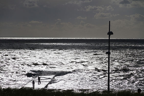 Radfahrer im Sturm am Südstrand