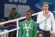 Deutsch: Boxen bei den Olympischen Jugendspielen 2018 Tag 12, 18. Oktober 2018 - Medaillenzeremonie im Fliegengewicht der Mädchen - Gold: Martina La Piana (Italien), Silber: Adijat Gbadamosi (Nigeria), Bronze: Heaven Destiny Garcia (USA); Medaillenübergabe durch Habu Gumel (IOC, Nigeria), Geschenkübergabe durch Dr. Joseph O. Ayeni (Nigeria, AIBA). English: Boxing at the 2018 Summer Youth Olympics on 18 October 2018 – Girl's flyweight Medal Ceremony - Gold: Martina La Piana (Italy), Silver: Adijat Gbadamosi (Nigeria), Bronze: Heaven Destiny Garcia (USA); Medal handover by Habu Gumel (IOC, Nigeria), Gift presented by Dr. Joseph O. Ayeni (Nigeria, AIBA). Español: Boxeo en los Juegos Olímpicos Juveniles de Verano de 2018 en 18 de octubre de 2018 - Ceremonia de la Medalla de peso mosca para niñas - Oro: Martina La Piana (Italia), Plata: Adijat Gbadamosi (Nigeria), Bronce: Heaven Destiny Garcia (Estados Unidos); Entrega de medallas por Habu Gumel (COI, Nigeria), Regalo presentado por Joseph O. Ayeni (Nigeria, AIBA).