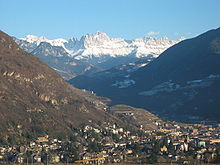 I quartieri di Dorf-Villa, Castel Mareccio, Dodiciville e Santa Maddalena (con il Rosengarten sullo sfondo)