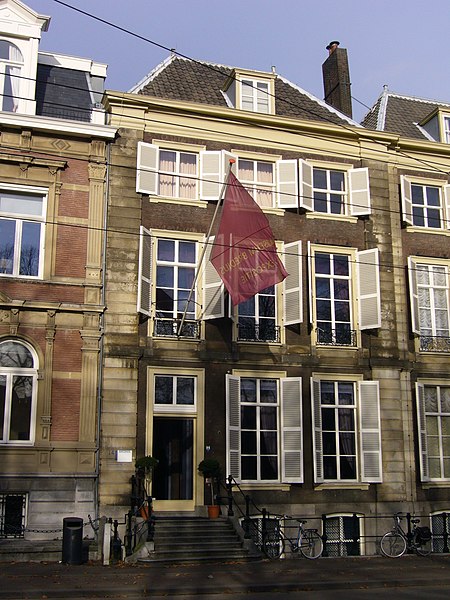 Front of the Museum Bredius overlooking the hofvijver in The Hague. Bredius Museum.jpg