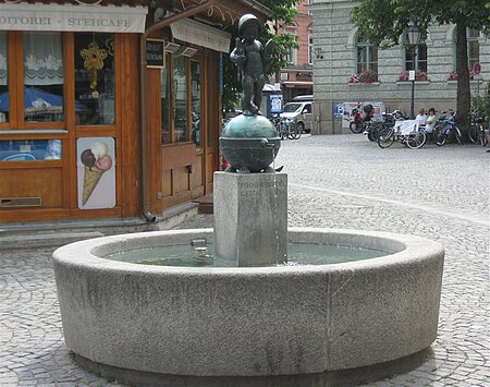Brunnen mit Fischerbuberl Wiener Platz Muenchen 3
