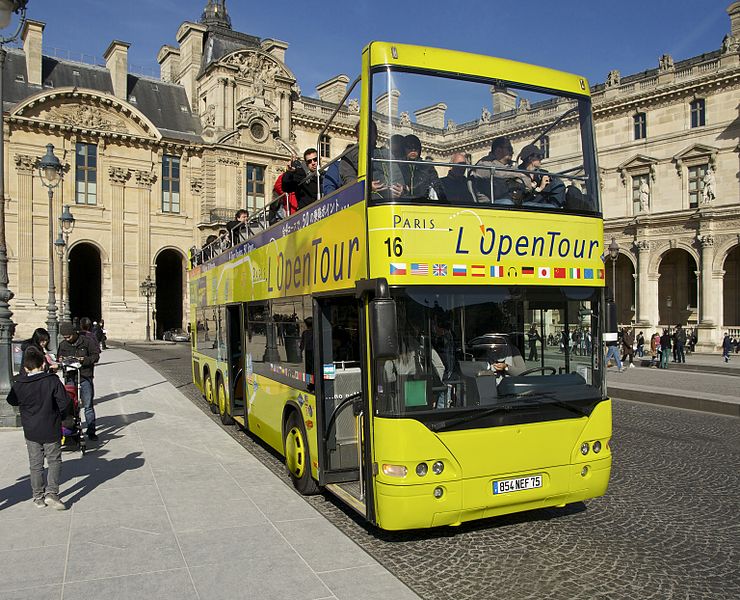 File:Bus touristes Louvre Paris.jpg