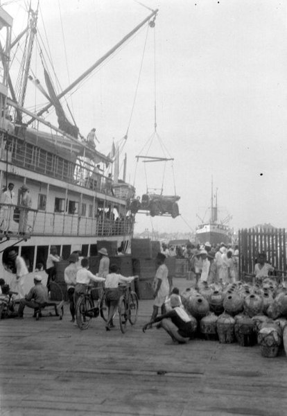 File:COLLECTIE TROPENMUSEUM Auto wordt aan boord van een schip gehesen TMnr 10028236.jpg