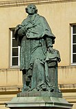 Monumento al tío de Napoleón I, el cardenal Joseph Fesch frente al Museo Fesch en Ajaccio.