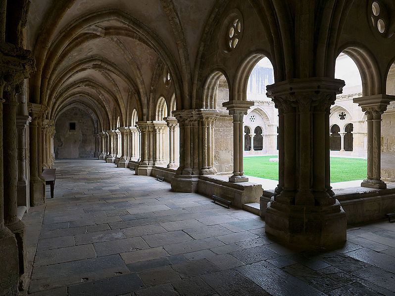 File:Catedral Vieja de Coimbra, claustro.jpg