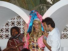 Mariée dévoilée par une femme durant la cérémonie de la jeloua.