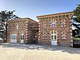 L'entrée du parc du château du Nessay à Saint-Briac-sur-Mer en Ille-et-Vilaine. Le porche est encadré par deux bâtiments annexes symétriques.