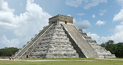 Ang El Castillo (piramid ng Kukulcán) sa Chichén Itzá. Litratong kuha ni Daniel Schwen. Wikimedia. Lisensya ng Creative Commons Attribution-Share Alike 4.0 International.