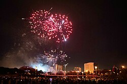 Cientos de farolillos portan los deseos de los asistentes a la Ceremonia de la Luz 01.jpg