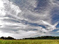 Umístění horizontu v dolní části snímku (nízký horizont) zdůrazňuje prostor a dálky. Přítomnost a charakter mraků musí odpovídat a dokreslovat náladu snímku.