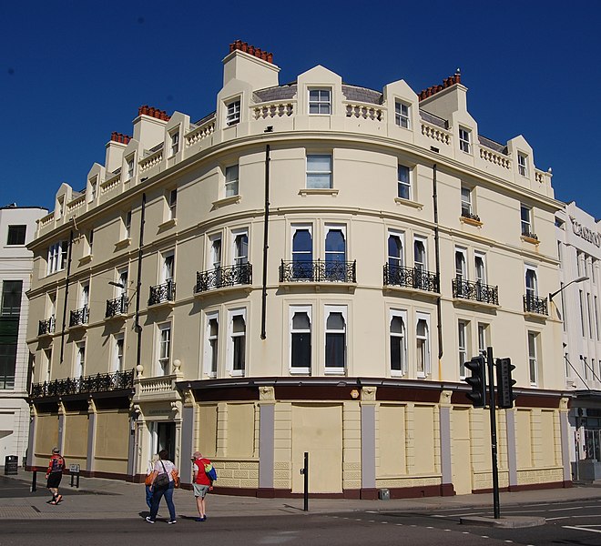 File:Clarendon Mansions, 80 King's Road, Brighton (NHLE Code 1380475) (September 2018).JPG