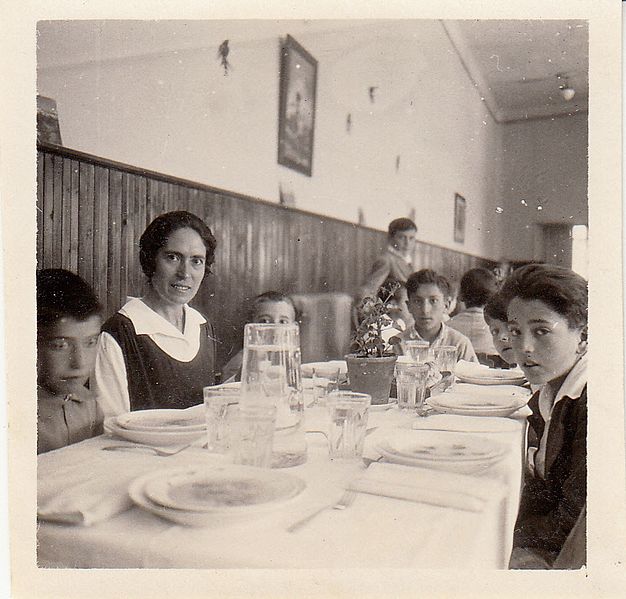 File:Comedor con Justa Freire.jpg