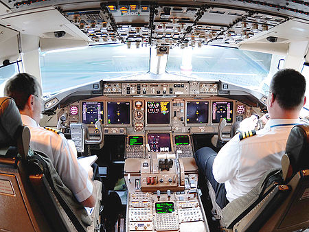 Tập tin:Continental Airlines Boeing 767-424ER flight deck.jpg