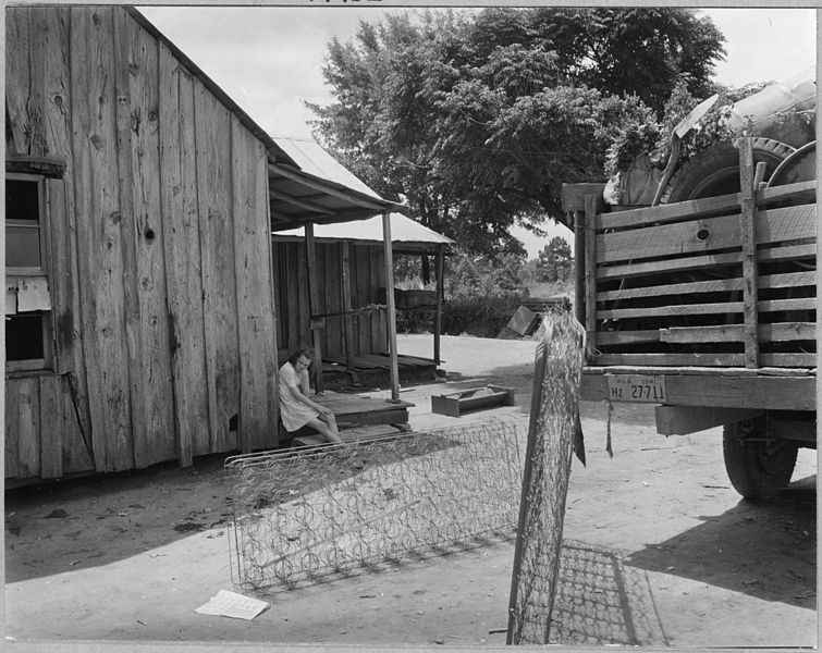 File:Coosa Valley, Alabama. Local family moving off of government reservation to make room for bag loadin . . . - NARA - 522552.jpg