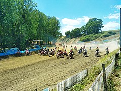Le 12 juin 2022, départ d'une des courses de motocross sur le circuit du Val de Gravel.