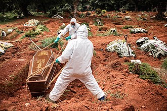 Gravediggers wearing protection against contamination bury the body of a man suspected of having died of COVID-19 in the cemetery of Vila Alpina, east side of Sao Paulo, in April 2020. Covid-19 Sao Paulo - Cemiterios.jpg