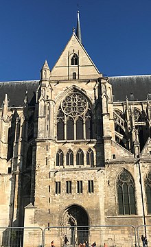 Façade sud du grand transept avec une grande rosace à quatre branches, les quatre petites fenêtres du scriptorium et les deux anciens portails, aujourd'hui condamnés.