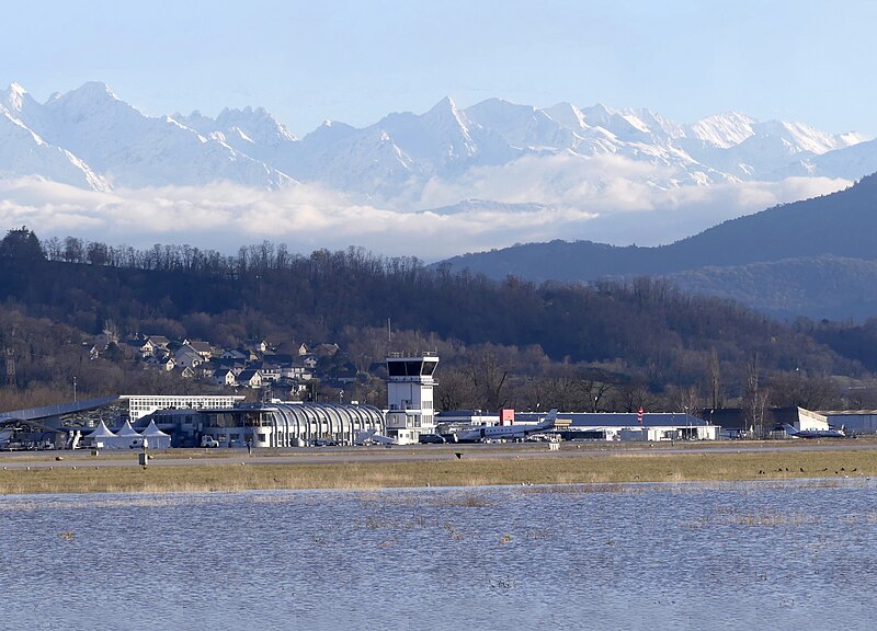 File:Crue Lac du Bourget 2023 - Aéroport Chambéry-Savoie.JPG