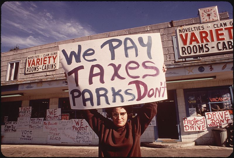 File:DOROTHY THIEROLF, OCEAN BEACH BUSINESSWOMAN AND LEADER OF FIGHT TO REOPEN NEARBY BEACH TO AUTO TRAFFIC. TO PROTECT... - NARA - 545253.jpg