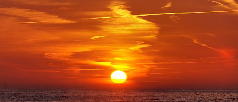 File:Dawn over Oostende cloud.jpg