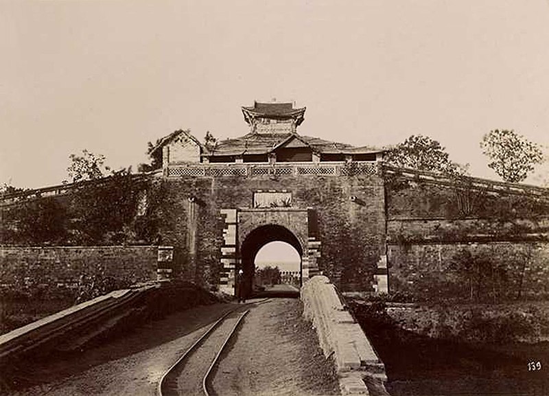 File:Decauville - Tonkin - Hà Nội, 1888-1891 - Porte Est de la Citadelle.jpg