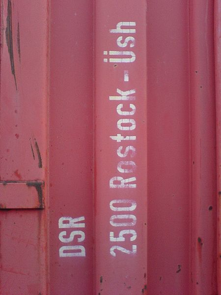 File:Deutsche Seereederei-Containeraufschrift.JPG