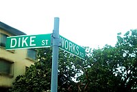 Dike Street-Works Road yo'nalish belgisi.jpg