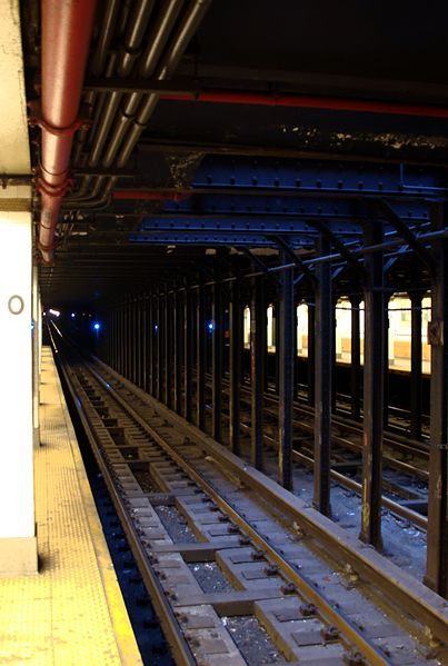 File:Downtown Track at 110th (New York, NY) (5465306710).jpg