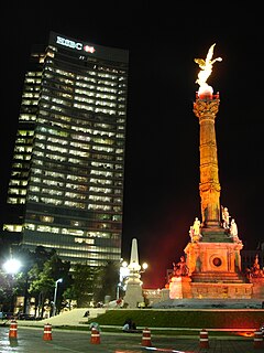 Torre HSBC Ciudad de México por la noche frente a la Columna de la Independencia