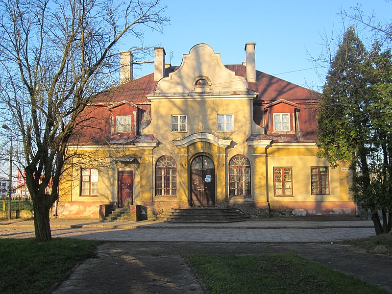 File:Dworzec kolejowy w Mońkach 1.jpg