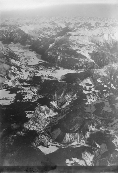 File:ETH-BIB-Rheintal vom Flimser Bergsturz bis Chur, Vorderrhein, Reichenau, Schanfigg v. W. aus 3600 m-Inlandflüge-LBS MH01-001375.tif