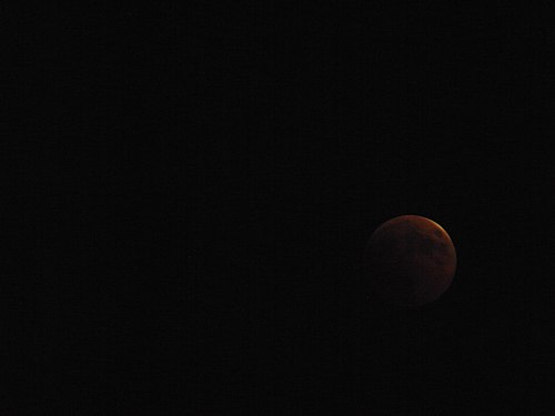 the red dark moon in black, Eclisse Lunare in Italia